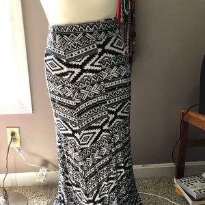 White and black patterned skirt